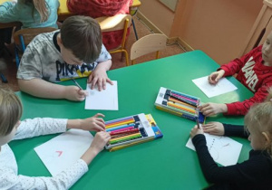Biedronki rysują dziesiątego bałwanka.
