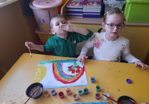 Dzieci malują wiosenne obrazki.