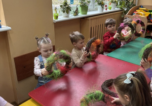 Dzieci ozdabiają swoje wianki.