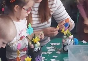 Wspólna praca dzieci i rodziców.