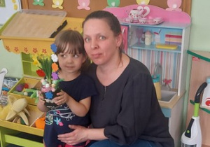 Zosia z mamą prezentują stroik.