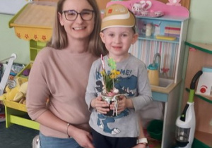 Filip z mamą prezentują stroik.