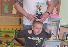 Mikołaj ze stroikiem na głowie, który wykonał z tatą.