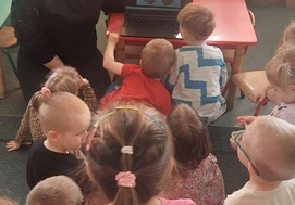 Dzieci oglądają produkty wyprodukowane w firmie, w której pracuje mama Antka.