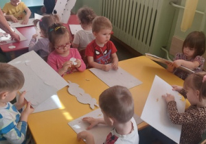 Dzieci wypychają zające z tektury.