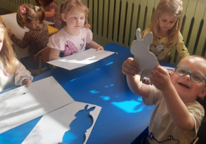 Dzieci wypychają zające z tektury.