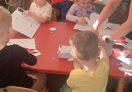 Dzieci wypychają zające z tektury.