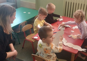 Dzieci kolorują zające.