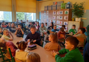 Pani tłumaczy w jaki sposób należy wykonać pracę.
