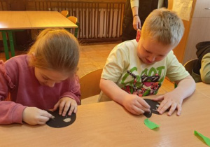 Laura i Oliweir wykonują pracę plastyczną.