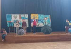 Koledzy ze szkoły prezentują swoje umiejętności muzyczne.