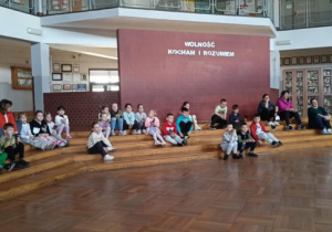 Biedronki oglądają występ starszych kolegów ze szkoły.