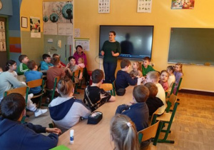 Pani wychowawczyni wita gości.