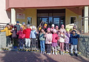 Biedronki na schodach przed wejściem do szkoły.