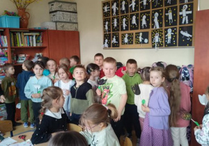 Biedronki zwiedzają świetlicę szkolną.