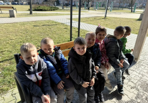 Nazar, Oliwier, Leon, Maja, Filip i Sebastian korzystają z tężni solankowej.