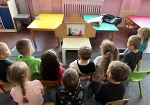 Dzieci uważnie słuchają przedstawienia.