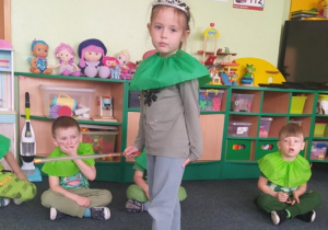 Zuzia - czarodziejka za pomocą różdżki sprawia, że giną śmieci.