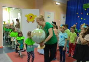 Dzieci wychodzą na scenę przy akompaniamencie utworu A. Vivaldiego "Cztery pory roku - Wiosna".