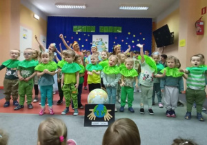 "Leśne duszki wstają rano bardzo wcześnie i ziewając raz po raz zaczynają sprzątać las" (słowa piosenki).