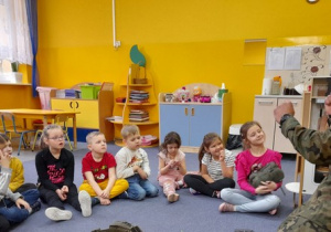 Dzieci słuchają gościa.
