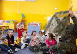 Dzieci oglądają siatkę maskującą