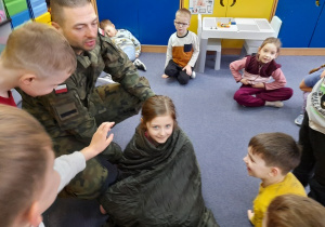 Dziewczynka w pelerynie.
