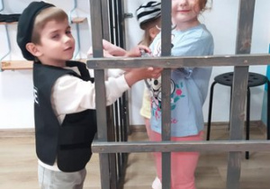 Policjant Olek aresztował koleżanki.