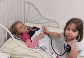 Doktor Zosia leczy chorą Marysię,