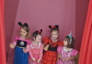 Artystki na scenie.