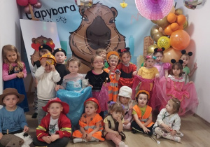 Przedszkolaki na ściance w sali zabaw "Capybara".