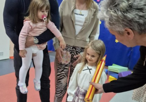 Marysia pasowana na przedszkolaka.