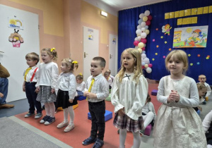 Weronika, Marysia, Wojtuś, Rozalka, Hania i Antoś recytują wiersz pt.: "Plac zabaw.".