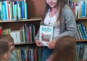 Między regałami bibliotecznymi.