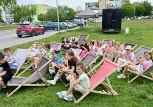 Biedronki siedzą na leżakach.