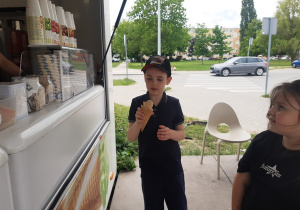 Miłosz z kupionymi przez siebie lodami.