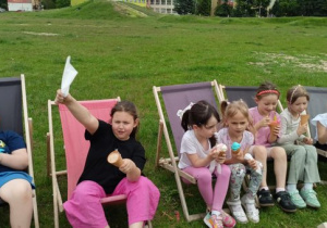 Dziewczynki jedzą lody.