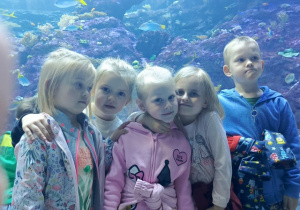 Ewa, Nela, Laura, Tymek i Laura w oceanarium w Łodzi.