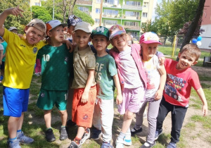 Zadowolone dzieci pozują do zdjęcia.