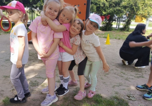 Zadowolone dziewczynki czekają na następną konkurencję.