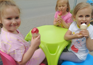 Dziewczynki jedzą lody.