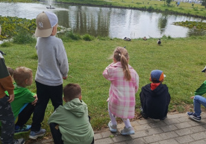 Przedszkolaki przyglądają się przyrodzie.