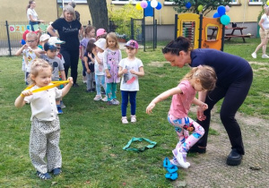 Rozalka i Sara przekładają szarfy.