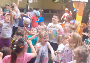 Zabawy przy piosence "Dziecka dzień" z bańkami mydlanymi.