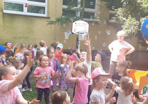 Zabawy przy piosence "Dziecka dzień" z bańkami mydlanymi.