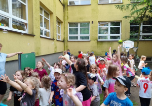 Zabawy przy piosence "Dziecka dzień" z bańkami mydlanymi.