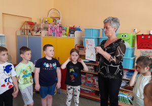 Biedronki otrzymują dyplom od pani dyrektor.