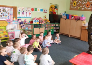 Tata Hani prezentuje mundur wojskowy.