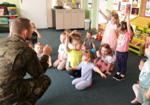 Dzieci chętnie odpowiadają na pytania dotyczące pracy żołnierza.