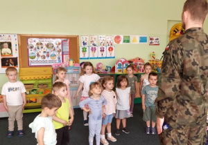 Dzieci przygotowują się do musztry wojskowej.